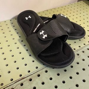 COPY - under armor velcro cushioned slides. minor wear.